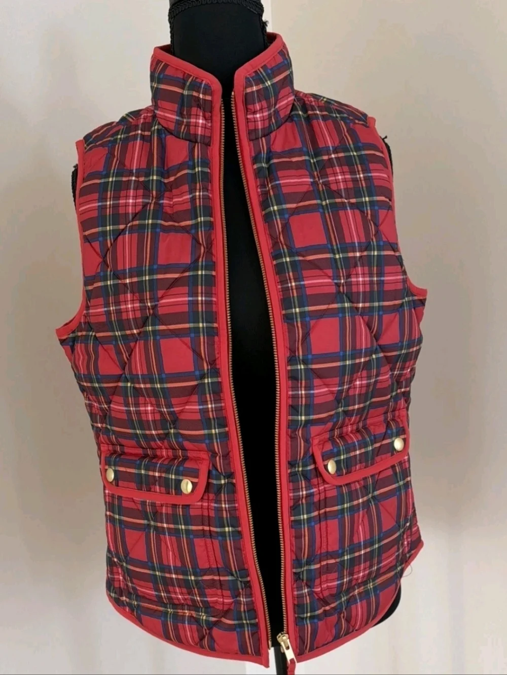J Crew BM367 NWT Size M Festive Red Tartan Plaid Puffer Vest w/ Snap Pockets